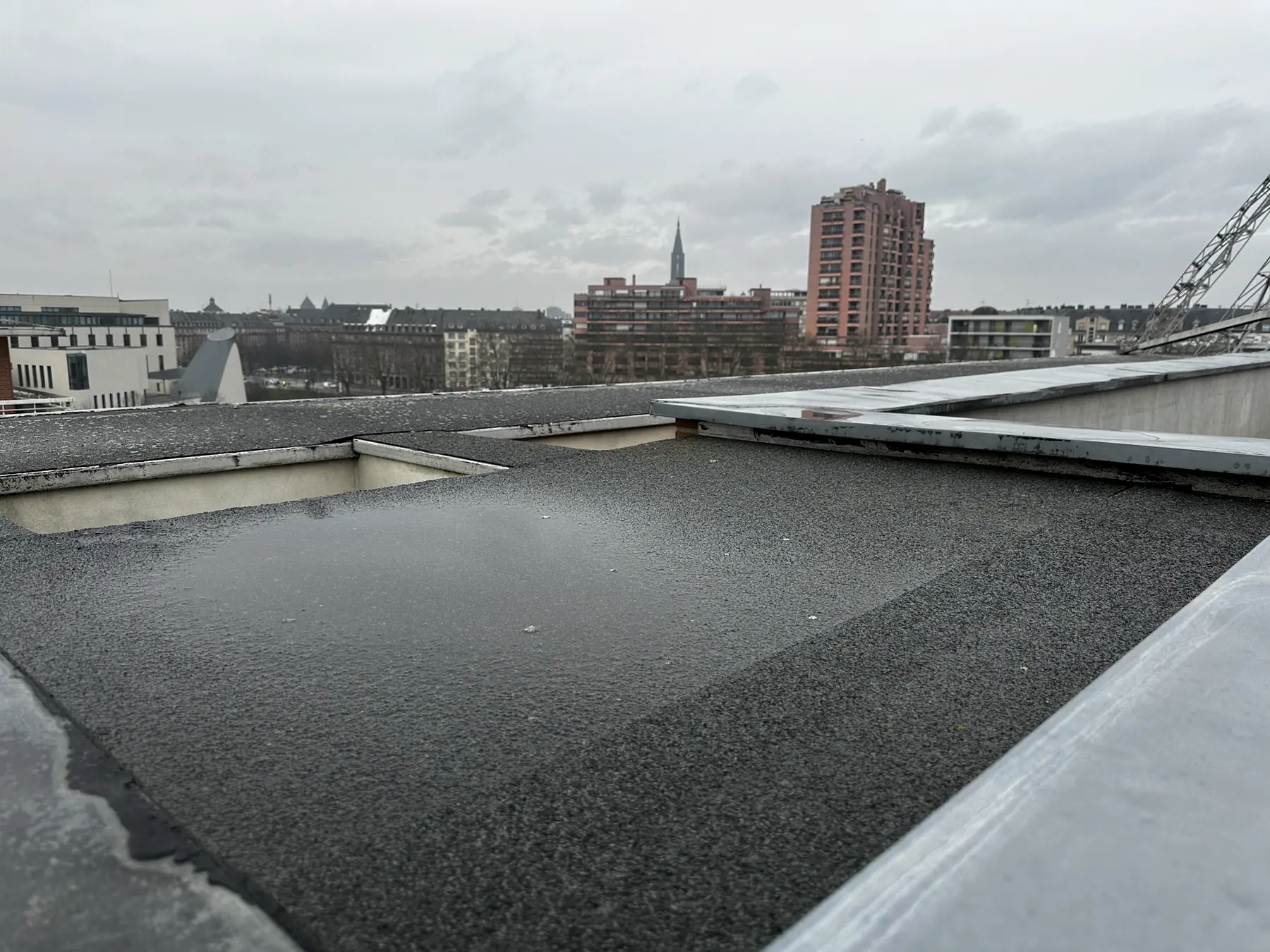 Toiture-terrasse bitumineuse avec acrotères, cathédrale de Strasbourg en arrière-plan