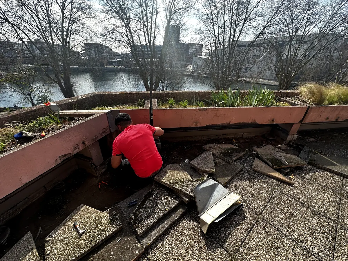 Terrasse accessible sur dalles, au bord de l'Ill à Strasbourg